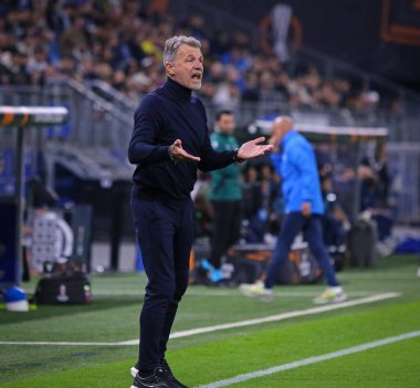 Hamburg, Almanya - 25 Eylül 2024: Lazio teknik direktörü Marco Baroni UEFA Avrupa Ligi 'nin Hamburg' daki Volkspark Stadyumu 'nda oynanan Dinamo Kyiv Lazio maçı sırasında görev başında