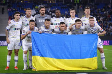 Hamburg, Almanya - 25 Eylül 2024: Dinamo Kyiv oyuncuları, Hamburg 'daki Volksparkstadion' da oynanan UEFA Avrupa Ligi Dinamo Kyiv Lazio maçından önce grup fotoğrafı için poz verdiler
