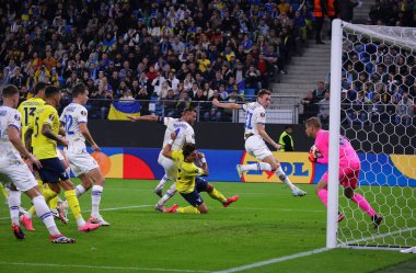 Hamburg, Almanya - 25 Eylül 2024: Dinamo Kyiv (in White) ve Lazio (Yellow) oyuncuları UEFA Avrupa Ligi 'nin Hamburg' daki Volksparkstadion 'da oynanan Dinamo Kyiv Lazio maçı sırasında