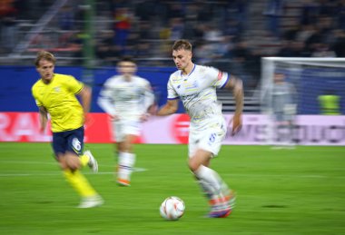 Hamburg, Almanya - 25 Eylül 2024: Dinamo Kyiv 'den Volodymyr Brazhko. Fotoğraf çekme efekti. UEFA Avrupa Ligi maçı Dinamo Kyiv Lazio, Hamburg Volksparkstadion 'da