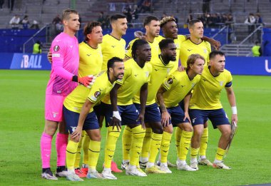 Hamburg, Almanya - 25 Eylül 2024: Lazio oyuncuları, Almanya 'nın Hamburg kentindeki Volksparkstadion' da oynanan Dinamo Kyiv maçından önce bir grup fotoğrafı için poz verdiler