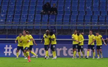 Hamburg, Almanya - 25 Eylül 2024: Lazio oyuncuları Boulaye Dia gol attıktan sonra kutlama yaptılar. UEFA Avrupa Ligi maçı Dinamo Kyiv Lazio, Hamburg Volksparkstadion 'da