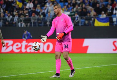 Hamburg, Almanya - 25 Eylül 2024: Lazio kalecisi Ivan Provedel UEFA Avrupa Ligi 'nin Hamburg' daki Volksparkstadion 'da oynanan Dinamo Kyiv Lazio maçı sırasında görev başında