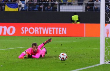 Hamburg, Almanya - 25 Eylül 2024: Lazio kalecisi Ivan Provedel UEFA Avrupa Ligi 'nin Hamburg' daki Volksparkstadion 'da oynanan Dinamo Kyiv Lazio maçı sırasında görev başında