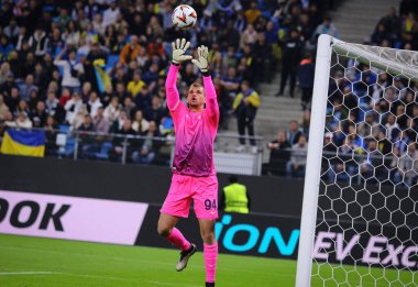Hamburg, Almanya - 25 Eylül 2024: Lazio kalecisi Ivan Provedel UEFA Avrupa Ligi 'nin Hamburg' daki Volksparkstadion 'da oynanan Dinamo Kyiv Lazio maçı sırasında görev başında