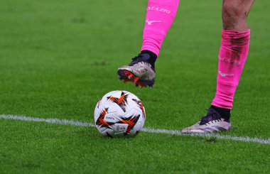 Hamburg, Almanya - 25 Eylül 2024: Lazio kalecisi Ivan Provedel, Hamburg 'da oynanan Dinamo Kyiv maçında resmi UEFA Avrupa Ligi 2024-25 sezonluk bir maç topunu (Decathlon Kipsta) tekmeledi.