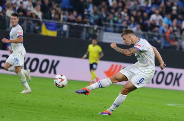 Hamburg, Almanya - 25 Eylül 2024: Dinamo Kyiv 'li Volodymyr Brazhko (# 6), Almanya' nın Hamburg kentindeki Volksparkstadion 'da oynanan UEFA Avrupa Ligi maçında Lazio' ya karşı top attı.