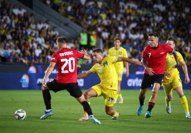 Prag, Çek Cumhuriyeti - 7 Eylül 2024: Ukraynalı Georgiy Sudakov (C, # 14) Prag 'daki Epet Arena' da oynanan UEFA Uluslar Ligi maçı sırasında Ylber Ramadani (L, # 20) ve Rey Manaj (# 7) ile top için mücadele ediyor.