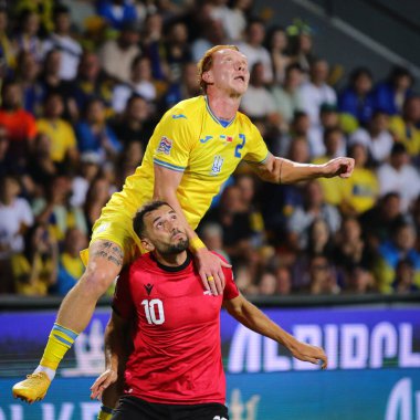 Prag, Çek Cumhuriyeti - 7 Eylül 2024: Ukraynalı Yukhym Konoplia (Sarı, # 5) ve Arnavut Nedim Bayrami (# 10) Prag 'daki Epet Arena' da oynanan UEFA Uluslar Ligi maçı sırasında eylem halindeler.