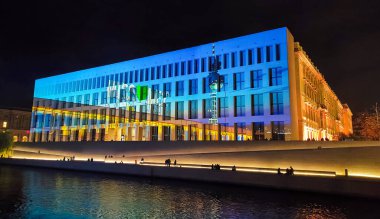 Berlin, Almanya - 6 Ekim 2024: Humboldt Forum Müzesi Berlin 'de düzenlenen yıllık Işık Festivali sırasında 3D haritalama ile aydınlatıldı