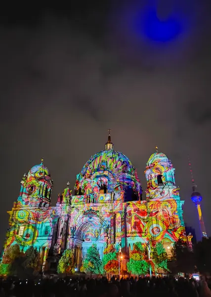 Berlin, Almanya - 6 Ekim 2024: Berlin Katedrali Binası (Berliner Dom) Berlin 'de düzenlenen yıllık Işık Festivali sırasında 3D haritalama ile aydınlatıldı