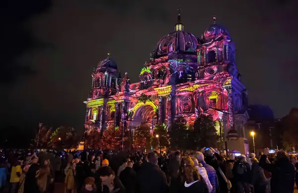 Berlin, Almanya - 6 Ekim 2024: Berlin Katedrali (Berliner Dom) yakınlarındaki her yıl düzenlenen Işık Festivali sırasında aydınlatma gösterisinin tadını çıkaran bir kalabalık