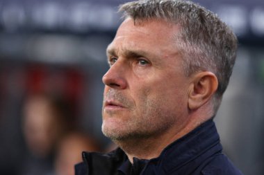 Poznan, Polonya - 11 Ekim 2024: Ukrayna teknik direktörü Serhiy Rebrov, Poznan, Polonya 'daki Poznan Stadyumu' nda oynanan UEFA Uluslar Ligi karşılaşmasında Ukrayna 'ya bakıyor