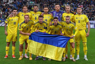 Poznan, Polonya - 11 Ekim 2024: Ukrayna Milli Takımı oyuncuları, Poznan, Polonya 'daki Poznan Stadyumu' nda oynanan UEFA Uluslar Ligi karşılaşması öncesinde grup fotoğrafı için poz verdiler