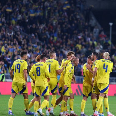 Poznan, Polonya - 11 Ekim 2024: Ukraynalı oyuncular, Mykhailo Mudryk 'in (# 7) Poznan, Polonya' daki Poznan Stadyumu 'nda oynanan UEFA Uluslar Ligi karşılaşmasında attığı golü kutladılar.