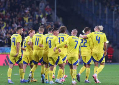 Poznan, Polonya - 11 Ekim 2024: Ukraynalı oyuncular, Mykhailo Mudryk 'in (# 7) Poznan, Polonya' daki Poznan Stadyumu 'nda oynanan UEFA Uluslar Ligi karşılaşmasında attığı golü kutladılar.