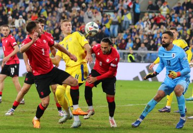 Poznan, Polonya - 11 Ekim 2024: Ukraynalı Artem Dovbyk (# 11 in Yellow) Poznan Stadyumu 'nda oynanan UEFA Uluslar Ligi maçı sırasında Otar Kakabadze (# 2, L) ve Giorgi Kochorashvili (# 6) ile top için mücadele ediyor.