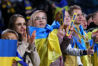 Poznan, Polonya - 11 Ekim 2024: Ukraynalı taraftarlar, Poznan, Polonya 'daki Poznan Stadyumu' nda oynanan UEFA Uluslar Ligi karşılaşmasında desteklerini gösterdiler