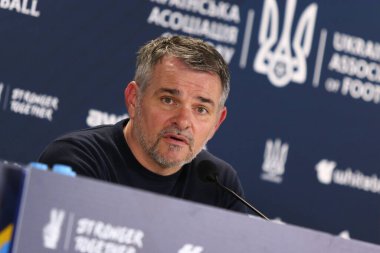 Poznan, Polonya - 11 Ekim 2024: Gürcü teknik direktör Willy Sagnol, Polonya 'nın Poznan kentindeki Poznan Stadyumu' nda oynanan UEFA Uluslar Ligi karşılaşması sonrasında basın toplantısına katıldı.