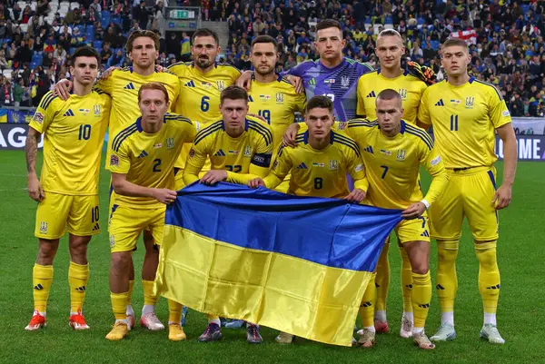 Poznan, Polonya - 11 Ekim 2024: Ukrayna Milli Takımı oyuncuları, Poznan, Polonya 'daki Poznan Stadyumu' nda oynanan UEFA Uluslar Ligi karşılaşması öncesinde grup fotoğrafı için poz verdiler
