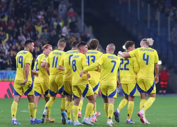 Poznan, Polonya - 11 Ekim 2024: Ukraynalı oyuncular, Mykhailo Mudryk 'in (# 7) Poznan, Polonya' daki Poznan Stadyumu 'nda oynanan UEFA Uluslar Ligi karşılaşmasında attığı golü kutladılar.