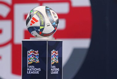 Poznan, Polonya - 11 Ekim 2024: Adidas Uluslar Ligi Pro, UEFA Uluslar Ligi 2024-2025 UEFA Uluslar Ligi maçı sırasında Poznan 'da Ukrayna - Gürcistan maçında görülen kaidede resmi maç topu