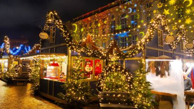 Berlin, Almanya - 11 Aralık 2023: Berlin 'deki Humboldt Forum' da Noel pazarı, göz kamaştırıcı ışıklar ve şenlik dekorasyonlarıyla süslenmiş, akşam boyunca neşeli bir tatil ortamı yaratıyor.