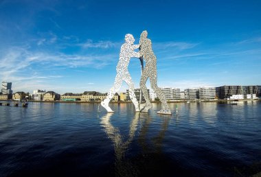 Molekül Adam heykeli Berlin 'deki Spree River' da. Jonathan Borofsky tarafından tasarlandı, üç bölgenin birliğine adandı: Friedrichshain, Kreuzberg ve Treptow