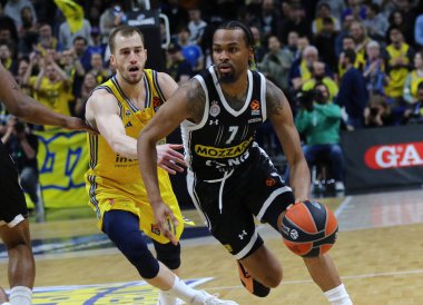 Berlin, Almanya - 4 Nisan 2024: ALBA Berlin 'den Matt THOMAS (L, # 11) ve Partizan Belgrad' dan Kevin PUNTER (# 7), Berlin 'deki Uber Arena' da oynanan Türk Havayolları EuroLeague basketbol maçında eylem halindeler.
