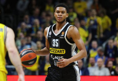 Berlin, Almanya - 4 Nisan 2024: Partizan Belgradlı Perry DOZIER Jr (# 35), Berlin 'deki Uber Arena' da ALBA Berlin 'e karşı oynanan Türk Hava Yolları EuroLeague basketbol maçı sırasında eylem halindedir.