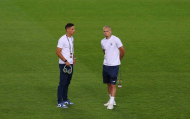 Prag, Çek Cumhuriyeti - 7 Eylül 2024: Ukraynalı futbolcular Georgiy Sudakov (L) ve Mykhailo Mudryk, Prag 'daki Epet Arena' da oynanan UEFA Uluslar Ligi karşılaşması öncesinde sahada yürüdüler