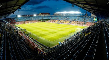 Prag, Çek Cumhuriyeti - 7 Eylül 2024: UEFA Uluslar Ligi maçı sırasında Prag 'daki Epet Arena' nın (Generali Arena veya Letna Stadyumu) panoramik manzarası. Kapasite 18,887