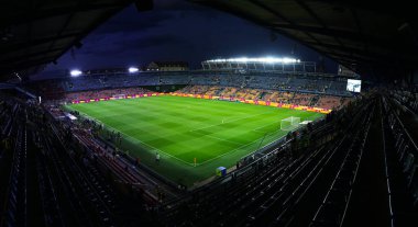 Prag, Çek Cumhuriyeti - 7 Eylül 2024: UEFA Uluslar Ligi maçı sırasında Prag 'daki Epet Arena' nın (Generali Arena veya Letna Stadyumu) panoramik manzarası. Kapasite 18,887