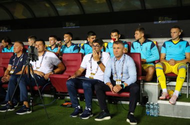 Prag, Çek Cumhuriyeti - 7 Eylül 2024: Ukrayna 'nın yedek kulübesi (R' den L 'ye): Baş antrenör Serhiy Rebrov, Vicente Gomez ve diğer personel ve oyuncuların UEFA Uluslar Ligi maçı sırasında Epet Arena' da oynanan Ukrayna - Arnavutluk