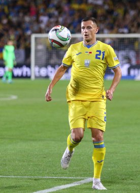 Prag, Çek Cumhuriyeti - 7 Eylül 2024: Ukraynalı Vladyslav Kabaiev (# 21), Çek Cumhuriyeti 'nin Prag kentindeki Epet Arena' da oynanan UEFA Uluslar Ligi karşılaşmasında topu kontrol ediyor