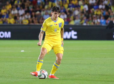 Prag, Çek Cumhuriyeti - 7 Eylül 2024: Ukraynalı Mykola Shaparenko (# 10), Çek Cumhuriyeti 'nin Prag kentindeki Epet Arena' da oynanan UEFA Uluslar Ligi karşılaşmasında topa vuruyor