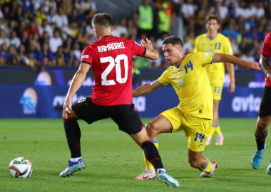 Prag, Çek Cumhuriyeti - 7 Eylül 2024: Arnavut Ylber Ramadani (L, # 20) Prag 'daki Epet Arena' da oynanan UEFA Uluslar Ligi maçı sırasında Ukraynalı Georgiy Sudakov (# 14) ile top için mücadele ediyor.