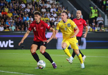 Prag, Çek Cumhuriyeti - 7 Eylül 2024: Prag 'daki Epet Arena' da oynanan UEFA Uluslar Ligi maçı sırasında Arnavut Marash Kumbulla (L, # 5) Ukraynalı Viktor Tsygankov ile top için mücadele etti.