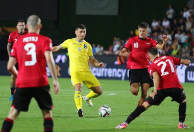 Prag, Çek Cumhuriyeti - 7 Eylül 2024: Ukraynalı Ruslan Malinovski (C, # 8), Çek Cumhuriyeti 'nin Prag kentindeki Epet Arena' da oynanan UEFA Uluslar Ligi maçı sırasında saldırılar