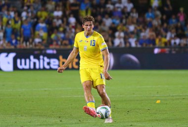 Prag, Çek Cumhuriyeti - 7 Eylül 2024: Ukraynalı Illia Zabarnyi (# 13), Çek Cumhuriyeti 'nin Prag kentindeki Epet Arena' da oynanan UEFA Uluslar Ligi karşılaşmasında topa vuruyor