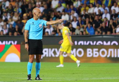 Prag, Çek Cumhuriyeti - 7 Eylül 2024: Hakem Luis Godinho (POR) Prag 'daki Epet Arena' da oynanan UEFA Uluslar Ligi maçı sırasında görev başında