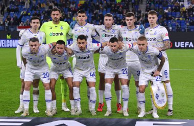 Hamburg, Almanya - 7 Kasım 2024: Dinamo Kyiv oyuncuları, UEFA Avrupa Ligi 'nin Dinamo Kyiv Ferencvaros maçından önce Hamburg' daki Volksparkstadion 'da bir grup fotoğrafı için poz verdiler