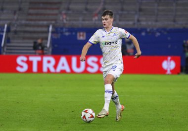Hamburg, Almanya - 7 Kasım 2024: Dinamo Kyiv 'den Taras Mykhavko (# 32), UEFA Avrupa Ligi' nin Hamburg 'daki Volksparkstadion' da oynanan Dinamo Kyiv Ferencvaros maçında topu kontrol ediyor.