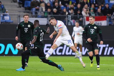 Hamburg, Almanya - 7 Kasım 2024: Dinamo Kyiv 'den Oleksandr Karavaiev (C, # 20), Hamburg' daki Volkspark Stadyumu 'nda oynanan UEFA Avrupa Ligi maçı sırasında topa vuruyor.