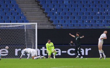 Hamburg, Almanya - 7 Kasım 2024: Dinamo Kyiv (in White) oyuncuları, UEFA Avrupa Ligi 'nin Hamburg' daki Volksparkstadion 'da oynanan Dinamo Kyiv Ferencvaros maçı sırasında attıkları bir gol sonrasında tepki verdiler.