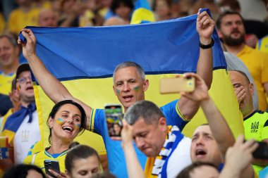 Stuttgart, Almanya - 26 Haziran 2024: Ukraynalı destekçiler Almanya 'nın Stuttgart kentindeki Stuttgart Arena' da oynanan UEFA EURO 2024 grup oyunu sırasında desteklerini gösterdiler
