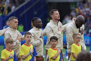 Stuttgart, Almanya - 26 Haziran 2024: Belçika Takımı Oyuncuları, UEFA EURO 2024 grup etap maçı öncesinde Stuttgart, Almanya 'daki Stuttgart Arena' da Ukrayna v Belçika milli marşını dinlediler