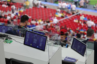 Stuttgart, Almanya - 26 Haziran 2024: UEFA EURO 2024 grup oyunu sırasında Stuttgart, Almanya 'daki Stuttgart Arena' daki Ukrayna v Belçika 'da gözlemcilerle birlikte medya tribünlerinin konumu