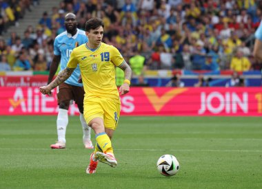 Stuttgart, Almanya - 26 Haziran 2024: Ukraynalı Mykola Shaparenko (# 19) UEFA EURO 2024 grup etap karşılaşması sırasında Stuttgart 'taki Stuttgart Arena' da oynanan Ukrayna v Belçika maçında topa vuruyor.