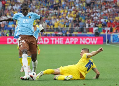 Stuttgart, Almanya - 26 Haziran 2024: Belçikalı Amadou Onana (# 24) Ukraynalı Vitaliy Mykolenko (# 16) ile Stuttgart 'taki Stuttgart Arena' da oynanan UEFA EURO 2024 grup maçında top için mücadele ediyor.